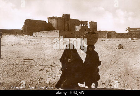 Frauen vor dem Gelände von Palmyra, Syrien Stockfoto