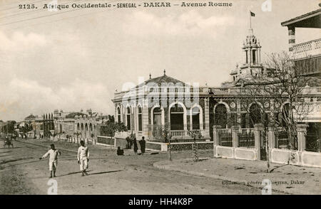 Zwei Männer Fuß auf der Avenue Roume in Dakar, der Hauptstadt des Senegal (dann Französisch-Westafrika). Stockfoto