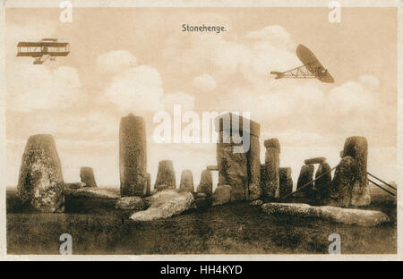 Frühe britische Militärflugzeuge auf Manöver auf Salisbury Plain - hier oben Stonehenge (Wiltshire) abgebildet. Das Flugzeug auf der linken Seite ist ein Bristol Boxkite Doppeldecker. Vier im Jahr 1911 durch das Kriegsministerium angekauft und Beispiele wurden nach Russland und Australien verkauft Stockfoto