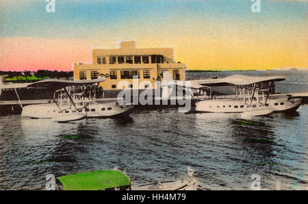 Der Terminal Building - Dinner Key, Coconut Grove Nachbarschaft, Miami, Florida, USA. Pan American Airways Clipper Flugboote-Sikorsky S 40R - nur drei jemals gebaut wurde. Die Lead Position Clipper hier (#NC81V) wurde während des 2. Weltkrieges ausrangiert. Stockfoto