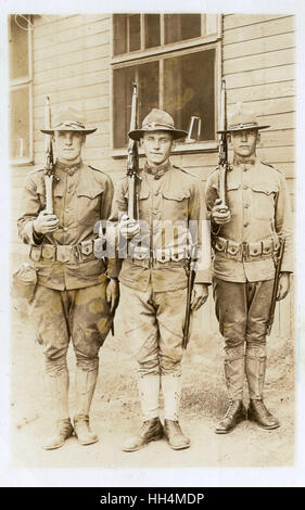 Drei amerikanische Soldaten (bekannt als Doughboys) auf Lager-rasches Ausweichen, Iowa, USA, während des ersten Weltkrieges Gewehre mit 1917 Enfield. Sie waren Teil der 352. Infanterie, 88. Division, die im Elsass/Frankreich serviert. Der Mann in der Mitte ist Willner Eugene Sande Stockfoto