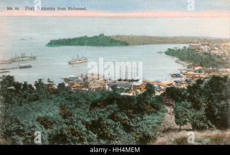 Blick auf Port Antonio, Jamaika, Westindien, von Richmond, mit Navy Island (eine ehemalige britische Marinebasis) in der Ferne und das Titchfield Hotel auf der rechten Seite. Stockfoto