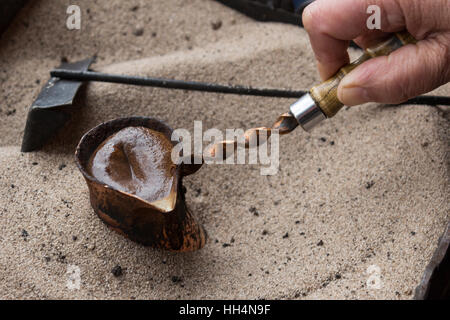Zubereitung von türkischem Kaffee im Cezve - türkische Pot auf dem heißen sand Stockfoto