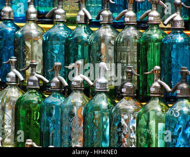 Syphons in der Antiquitätenmarkt auf dem Platz Dorrego in San Telmo, Buenos Aires, Argentinien. Stockfoto