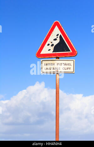 Gefahrenzeichen instabiler Klippe Ponta de San Lourenco, Madeira, Portugal Stockfoto