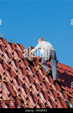 Dachdecker bei der Arbeit Stockfoto