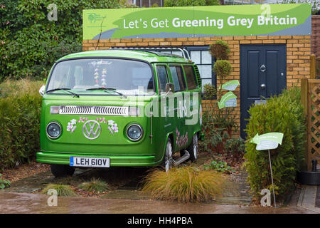 Let's get Greening Grey Britain Display mit VW Campervan auf RHS Garden Wisley, Woking, Surrey, UK im Januar - Volkswagen Wohnmobil Stockfoto