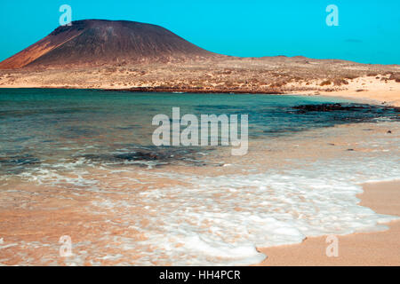 ein Blick auf La Francesa Strand von La Graciosa Insel der Kanaren, Spanien, mit dem Montana Amarilla Berg im Hintergrund Stockfoto