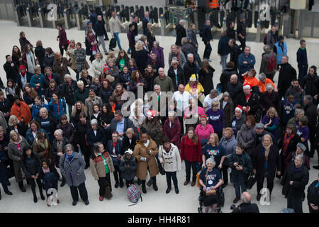 London Hospize Chor Flash Mob Waterloo Förderung Weihnachten single "The Living Years" bei Waterloo Station Featuring: Atmosphäre, Aussicht wo: London, Vereinigtes Königreich bei: 16. Dezember 2016 Stockfoto