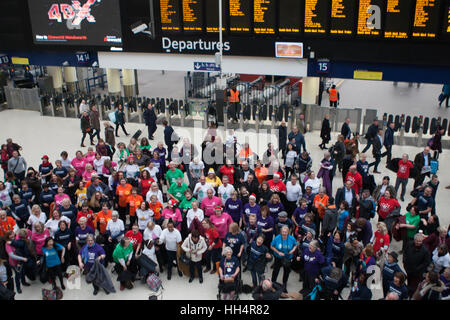 London Hospize Chor Flash Mob Waterloo Förderung Weihnachten single "The Living Years" bei Waterloo Station Featuring: Atmosphäre, Aussicht wo: London, Vereinigtes Königreich bei: 16. Dezember 2016 Stockfoto