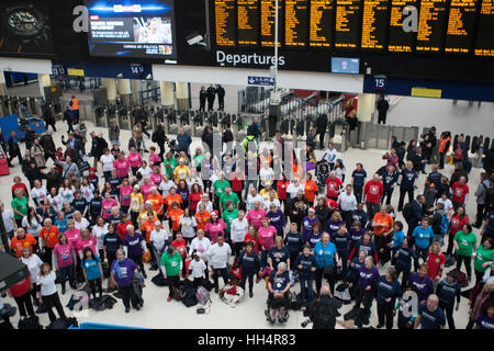 London Hospize Chor Flash Mob Waterloo Förderung Weihnachten single "The Living Years" bei Waterloo Station Featuring: Atmosphäre, Aussicht wo: London, Vereinigtes Königreich bei: 16. Dezember 2016 Stockfoto