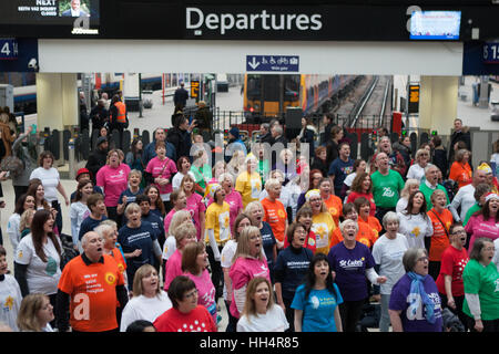 London Hospize Chor Flash Mob Waterloo Förderung Weihnachten single "The Living Years" bei Waterloo Station Featuring: Atmosphäre, Aussicht wo: London, Vereinigtes Königreich bei: 16. Dezember 2016 Stockfoto