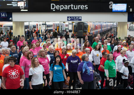 London Hospize Chor Flash Mob Waterloo Förderung Weihnachten single "The Living Years" bei Waterloo Station Featuring: Atmosphäre, Aussicht wo: London, Vereinigtes Königreich bei: 16. Dezember 2016 Stockfoto