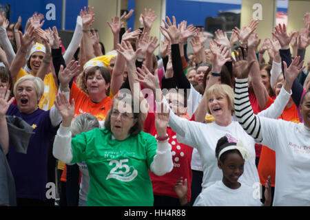 London Hospize Chor Flash Mob Waterloo Förderung Weihnachten single "The Living Years" bei Waterloo Station Featuring: Atmosphäre, Aussicht wo: London, Vereinigtes Königreich bei: 16. Dezember 2016 Stockfoto