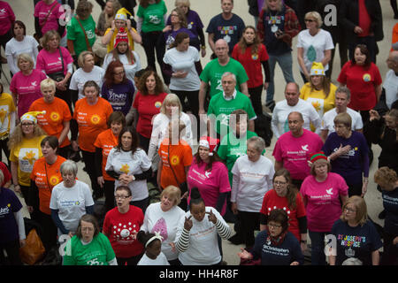 London Hospize Chor Flash Mob Waterloo Förderung Weihnachten single "The Living Years" bei Waterloo Station Featuring: Atmosphäre, Aussicht wo: London, Vereinigtes Königreich bei: 16. Dezember 2016 Stockfoto