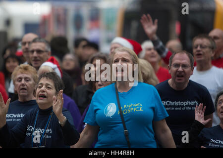 London Hospize Chor Flash Mob Waterloo Förderung Weihnachten single "The Living Years" bei Waterloo Station Featuring: Atmosphäre, Aussicht wo: London, Vereinigtes Königreich bei: 16. Dezember 2016 Stockfoto