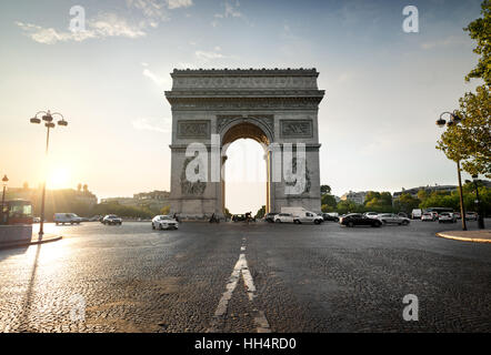 Arc de Triomphe und der Avenue De La Grande Armee in Paris, Frankreich Stockfoto