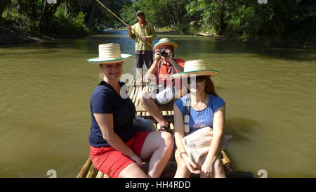 Thai führen die Touristen auf einem Bambusfloß flussabwärts. Chiang Mai, Thailand Stockfoto