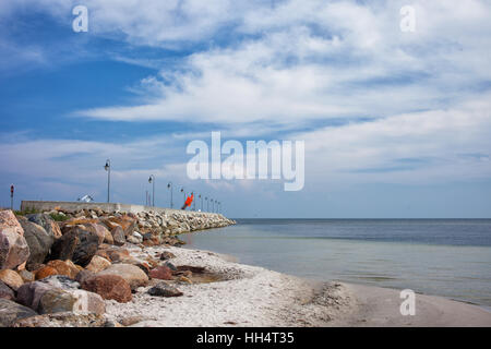 Konkrete Hafen Pier mit Wellenbrecher und kleiner Strand an der Ostsee-Bucht auf der Halbinsel Hel in Kuznica, Polen Stockfoto