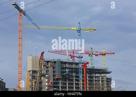 Multi-Coloured Turmdrehkrane im Einsatz beim Bau einer großen Wohnanlage auf der Londoner Greenwich Halbinsel Stockfoto