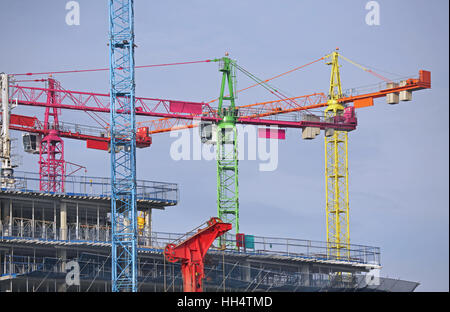 Multi-Coloured Turmdrehkrane im Einsatz beim Bau einer großen Wohnanlage auf der Londoner Greenwich Halbinsel Stockfoto