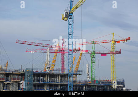 Multi-Coloured Turmdrehkrane im Einsatz beim Bau einer großen Wohnanlage auf der Londoner Greenwich Halbinsel Stockfoto