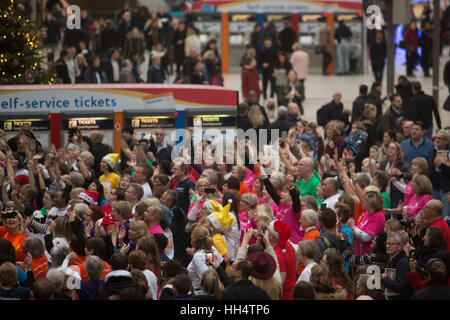 London Hospize Chor Flash Mob Waterloo Förderung Weihnachten single "The Living Years" bei Waterloo Station Featuring: Atmosphäre, Aussicht wo: London, Vereinigtes Königreich bei: 16. Dezember 2016 Stockfoto