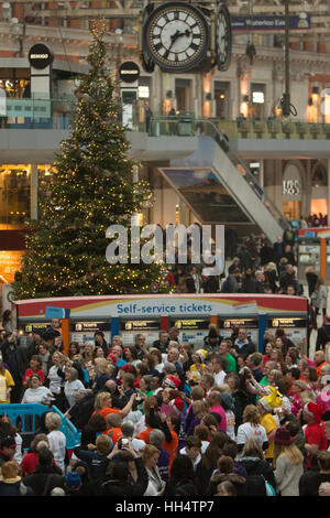 London Hospize Chor Flash Mob Waterloo Förderung Weihnachten single "The Living Years" bei Waterloo Station Featuring: Atmosphäre, Aussicht wo: London, Vereinigtes Königreich bei: 16. Dezember 2016 Stockfoto