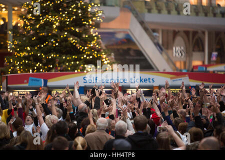 London Hospize Chor Flash Mob Waterloo Förderung Weihnachten single "The Living Years" bei Waterloo Station Featuring: Atmosphäre, Aussicht wo: London, Vereinigtes Königreich bei: 16. Dezember 2016 Stockfoto