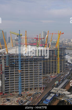 Multi-Coloured Turmdrehkrane im Einsatz beim Bau einer großen Wohnanlage auf der Londoner Greenwich Halbinsel Stockfoto