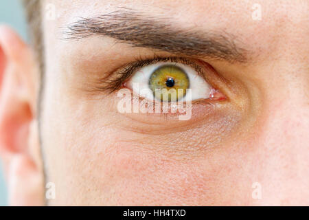 Weit aufgerissenen Augen eines jungen Mannes Stockfoto