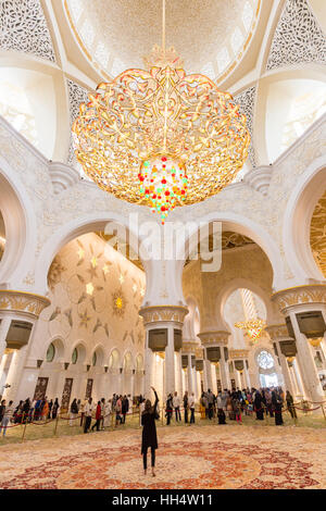 Großartige Innere der Scheich-Zayid-Moschee in Abu Dhabi, Vereinigte Arabische Emirate. Stockfoto