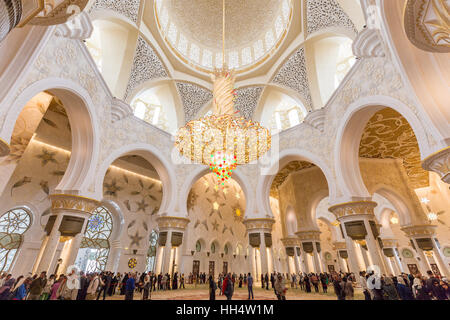 Großartige Innere der Scheich-Zayid-Moschee in Abu Dhabi, Vereinigte Arabische Emirate. Stockfoto