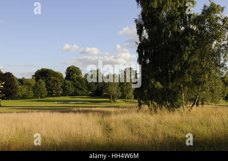 Blick über Schwingel Rasen, Fairway und Grün der 1. Loch Basingstoke Golfclub Hampshire England Stockfoto