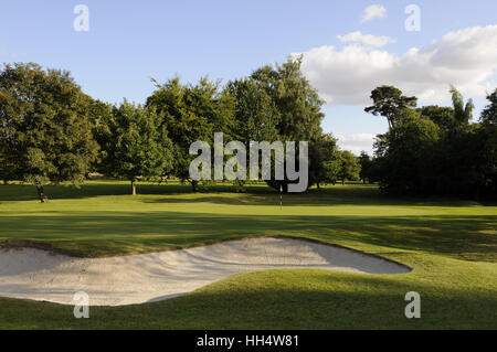 Blick über Bunker, 1. Grün Basingstoke Golfclub Hampshire England Stockfoto