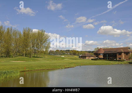 Blick über den See zum 18. Grün und das Clubhaus Birkenholz Park Golf Club Kent England Stockfoto