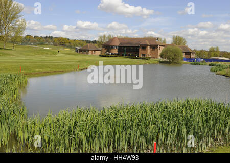 Blick über den See zum 18. Grün und das Clubhaus Birkenholz Park Golf Club Kent England Stockfoto