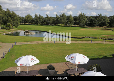 Blick auf das 18. Grün vom Clubhaus und Terrasse Bletchingley Golfclub Surrey England Stockfoto