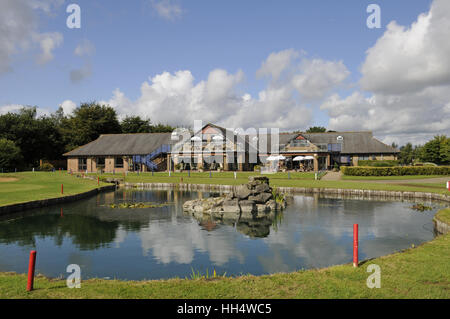 Blick über den großen Teich neben dem 18. Grün zum Clubhaus, Bletchingley Golfclub Surrey England Stockfoto