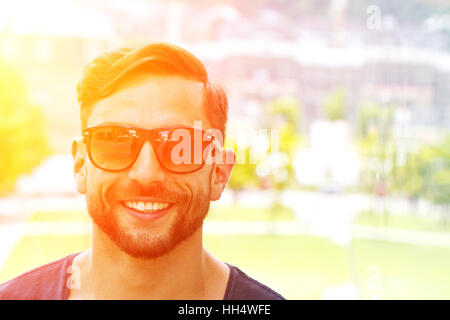 Porträt eines Mannes schön und glücklich mit Sonnenbrille Stockfoto