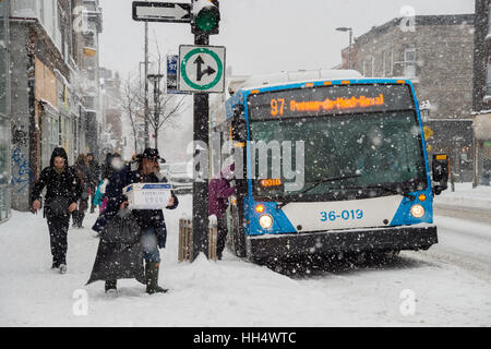 Montreal, CA - 29. Dezember 2016: Pendler einsteigen in eine STM-bus während Schneesturm. Stockfoto