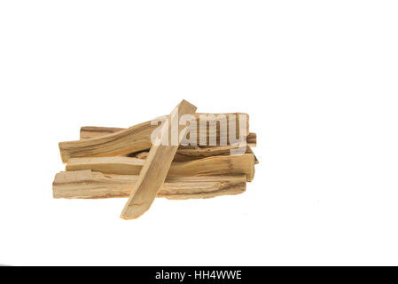 Haufen von Palo Santo oder heiliges Holz isoliert auf weißem Hintergrund Stockfoto