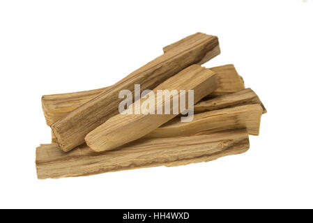 Ein Haufen von aromatischen Palo Santo oder heiliges Holz klebt auf weißem Hintergrund Stockfoto