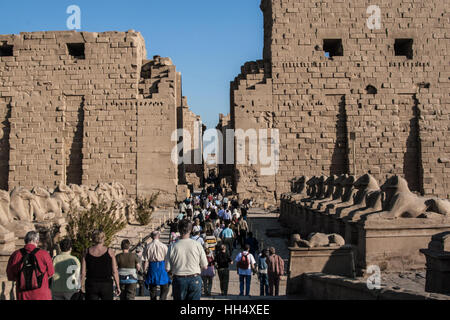 Menschenmassen in den Tempel von Karnak, Luxor, Ägypten. Es ist eines der beliebtesten Sehenswürdigkeiten in Ägypten. Stockfoto