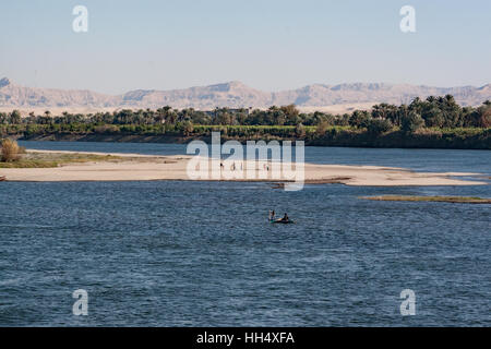 Kreuzfahrten auf dem Nil in Ägypten zeigen Menschen, die ihr täglichen Leben. Hier Männer Angeln und spielen Fußball. Stockfoto