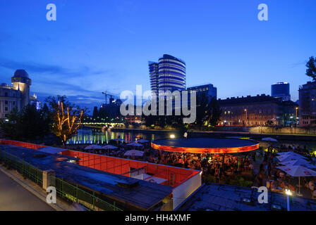 Wien, Wien: Strandbar Herrmann am Donaukanal mit Urania Gebäude (links) und Uniqa Tower (Medienfassade mit einer Punktmatrix aus LEDs), Stockfoto