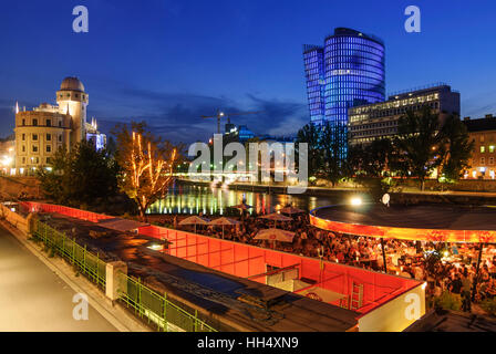 Wien, Wien: Strandbar Herrmann am Donaukanal mit Urania Gebäude (links) und Uniqa Tower (Medienfassade mit einer Punktmatrix aus LEDs), Stockfoto