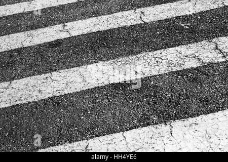 Zebra. Fußgängerüberweg Straße Kennzeichnung, weiße Streifen über dunkle Asphaltdecke, Hintergrundfoto Stockfoto