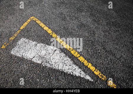 Straßenmarkierung, weißen Streifen und Ecke der gelben Grenzen Linie über schwarze Asphaltdecke, Hintergrundfoto Stockfoto