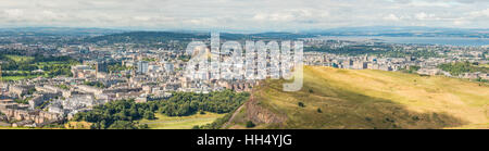Die Aussicht von der Arthur Seat mit Blick auf die Klippen in Richtung Edinburgh City Centre. Stockfoto